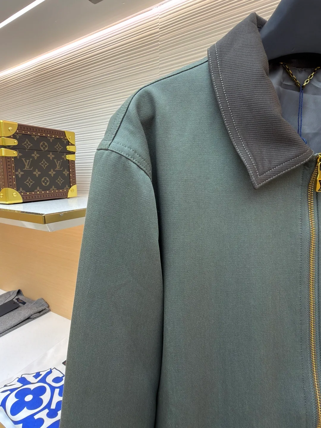 LOUIS VUITTON checkerboard pocket zipper jacket ●Original version: Purchased and developed by 23403 ●Item number: 1682124-B50 ●Fabric: linen fabric ●Technology: hot-pressed lamination ●Color: green ●Version: fitted version ●Weight: about 825 grams ●Size: S-M-L-XL ●Description: This Louis Vuitton black lapel zipper jacket shows the brand's exquisite craftsmanship. The body is made of high-density twill fabric. It has been pre-shrunk and shaped and ironed to give the fabric a crisp silhouette and wrinkle resistance, smooth touch and excellent wear resistance. The placket is equipped with a customized metal zipper. The zipper teeth are precision polished and gold-plated, making it smooth and durable. The zipper head is engraved with the brand's classic logo, and the details highlight the texture. The body pockets are made with welt bag technology, and the edges of the pockets are reinforced with double-needle stitching, which not only ensures practicality but also makes the fit neater. The chest patch pockets are spliced ​​with fabrics of different textures, and the hot-pressing lamination process makes the splices smooth and free of glue marks. The lapel part has been three-dimensionally cut and hand-drawn to fit the neck line and is not easily deformed. Every stitch follows strict stitch length standards, perfectly combining simple design with exquisite craftsmanship. The overall wiring is straight and delicate, the fabric is comfortable and soft, and the color is consistent without color difference. It can be matched with the same style to create a fashionable look and control various occasions. Customized accessories, complete with three standards, same style for men and women!